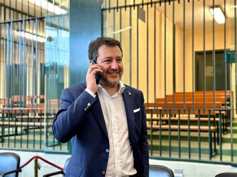 vista salvini parlano con il rolex|Salvini in Aula con cravatta rossa trumpiana: Che bella  .